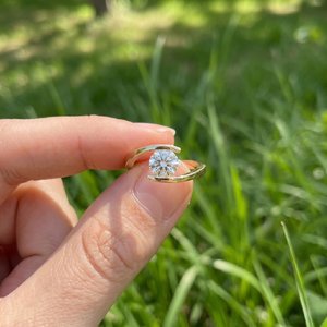 Bague en argent 925 avec moissanite, coupe ronde brillante, éclat éblouissant, bijoux élégants, cadeau pour femme - Product Image 4
