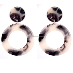 Boucles d'oreilles en résine de couleur personnalisées luxueuses fabriquées à la main pour femmes accessoires de mode hautement polis de haute qualité d'Inde - Product Image 1