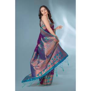 Sari de Seda Paithani con Lunares Morados y Blusa Sin Costuras con Contraste Tejido con Hilo Zari para Vestir de Noche - Product Image 3