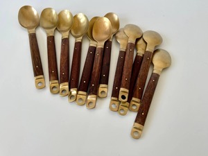 Ensemble de couverts de mariage modernes en laiton plaqué, faits à la main, écologiques, durables, avec long manche en laiton et trou de suspension, pour couteau et beurre - Product Image 2