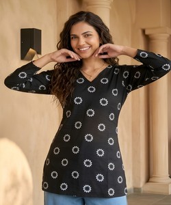 Kurta en coton imprimé noir pour femmes, col en V, manches longues, coupe ample décontractée, vêtements ethniques, style Inde Pakistan 85437 VAAZI-1063 - Product Image 1