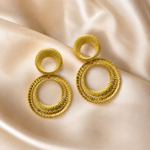 Boucles d'oreilles pendantes GPC plaquées or, motif double cercle texturé, pour femme, géométriques, rondes, style statement, cadeau tendance - Product Image 4