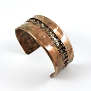 Exquisito brazalete de cobre con diseño geométrico – Brazalete con superficie de rejilla geométrica - Product Image 5