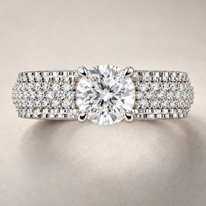 Anillo de Diamante Solitario de 1.50 Ct |   Anillo de Diamantes con Pavé Ancho y Diamantes Laterales |   Anillo de Compromiso de Oro de Lujo |   Certificado por IGI |   OEM/ODM - Product Image 1