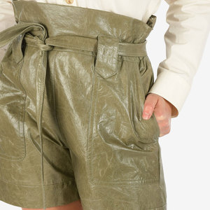 Shorts plissés en cuir véritable vert olive pour femme, style tendance, vente en gros, service d'échantillons OEM et personnalisation - Product Image 4