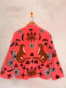 Elegante Rosa Samtjacke mit Suzani-Stickerei, Blumen- und Mongoose-Muster, Langen Ärmeln, Stehkragen, Handgefertigter Boho-Wintermantel - Product Image 4