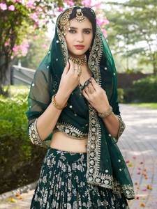 Conjunto de lehenga de seda jacquard verde con blusa bordada y dupatta de organza para bodas festivas - Product Image 4