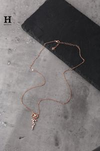 Collier pendentif élégant en or rose avec motif de rose et diamants - Fabricant de bijoux sur mesure - Product Image 3