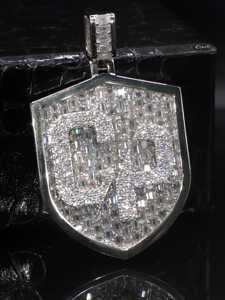 Pendentif personnalisé en forme de bouclier avec initiale, en argent sterling 925, serti de pierres, émeraude taille ronde, style Hip Hop, conception OEM - Product Image 5