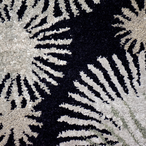 Tapis en laine noir ivoire motif floral étoilé, écologique, antidérapant, tufté à la main pour salon, chambre et intérieurs d'hôtels - Product Image 4