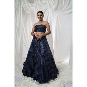 Lehenga Choli de créateur grande taille |   Broderie de dentelle perlée à la main avec cristaux |   Jupe à paillettes scintillantes, coupe trapèze, longueur au sol |   Vêtements de mariage - Product Image 1