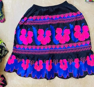 Faldas Cruzadas Bordadas Personalizadas con Motivos de las Islas del Pacífico, Pareo Floral Tropical Negro para Mujer, Pareo Tribal Polinesio Personalizado de Alta Calidad - Product Image 1