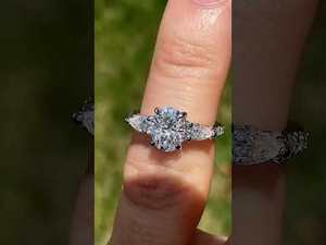 แหวนหมั้นเพชรทรงรีและทรงหยดน้ำ 3 เม็ด ดีไซน์เก๋ ทองคำแท้ 18k ประดับเพชรแล็บโกรว์ IGI Certified สำหรับผู้หญิงและเด็กผู้หญิง - Product Image 5