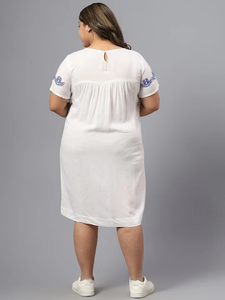 Robe Courte Femme Twin Feet en Coton Blanc avec Broderie Bleue, Coupe Classique, Séchage Rapide, Style Décontracté d'Été, Style Indien et Pakistanais - Product Image 6
