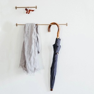 Barre porte-serviettes en métal mince avec finition laiton satiné pour rangement mural de salle de bain moderne et organisation minimaliste et épurée - Product Image 2