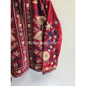 Chaqueta de Terciopelo Bordada para Mujer, Cuello Mandarín, Estampado Floral, Prenda de Invierno Hecha a Mano - Product Image 6