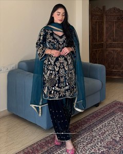 Elegante Vestido Túnica de Terciopelo Negro con Mangas de Capa Bordadas con Flores Doradas, Ropa de Noche Larga - Product Image 4