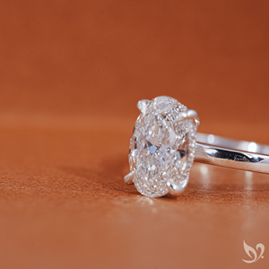 แหวนแต่งงานเพชรทรงรี 2 กะรัต รับรองโดย IGI เพชรเพาะเลี้ยงแบบโซลิแทร์ ประดับด้วยวงแหวนรอบนอกแบบซ่อน |   แหวนแต่งงานทองคำแท้ 10k - Product Image 3