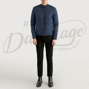 Veste matelassée légère bleu marine pour homme, coupe ajustée, avec col montant et surpiqûres en chevron, vêtement d'extérieur sportif - Product Image 3