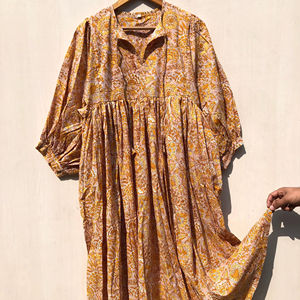 Robe en gaze imprimée à la main en coton floral, longueur midi, avec décolleté profond, pour femme, directement du grossiste, vêtements de nuit pour femme au meilleur prix - Product Image 1