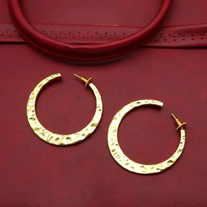 ต่างหูห่วงทองเหลืองชุบทอง ดีไซน์วงกลมแบบตอกลาย งานฝีมือโลหะ - Product Image 6