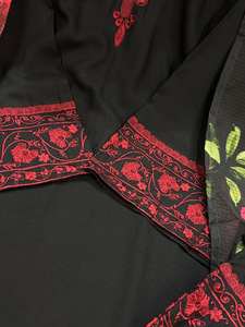 Elegante Conjunto de Traje de Tres Piezas de Seda Romana con Bordado Elaborado y Estampado Digital, Dupatta de Seda Teby, Atuendo Completamente Cosido - Product Image 4