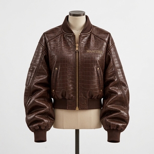 Blouson Bomber Femme Marron Foncé en Similicuir Texture Croco avec Fermeture Éclair Dorée, Poignets Côtelés et Poches – Fournisseur en Gros Personnalisé - Product Image 5