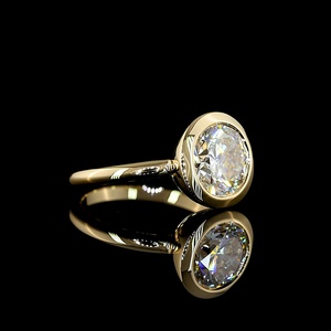 Bague de fiançailles solitaire classique en or jaune 14 carats avec diamant de laboratoire rond brillant de 3 carats certifié IGI, sertie sur toute la monture - Product Image 2