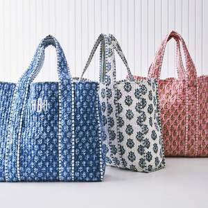 Bolsa de Mano Grande Reversible Personalizada, Acolchada, de Algodón, con Estampado Floral en Rosa, Blanco y Gris - Product Image 1