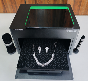 El Trusure MAX es una máquina de detección de diamantes cultivados en laboratorio de alto rendimiento, diseñada para una autenticación rápida de CVD y HPHT. - Product Image 1