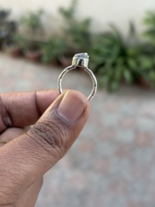 Anillo de cóctel étnico hecho a mano en plata con diseño de pirita en bruto de forma irregular, el más popular, del fabricante de joyas. - Product Image 3