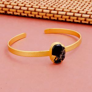 Bracelet ouvert ovale en pierre de Mohave noire fait à la main, plaqué or, serti de pierres tendance, réglable, bijoux de mode - Product Image 1