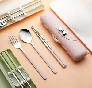 ชุดช้อนส้อมสแตนเลสน่ารักแบบพกพา ไม่มีกล่องสีชมพู สำหรับรับประทานอาหาร - Product Image 1