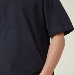 เสื้อยืดทรงหลวมโอเวอร์ไซส์สำหรับผู้ชาย ผ้าฝ้าย 100% ปรับแต่งได้ คอเล็ก ไหล่ตก โลโก้ด้านหน้า สไตล์ไฮสตรีท แห้งเร็ว - Product Image 4