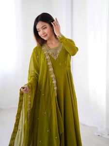 Abito Tradizionale Indiano Etnico Salwar Kameez in Chiffon con Paillettes, Ricami e Bordo in Pizzo Designer, Dupatta in Puro Morbido Fox - Product Image 6