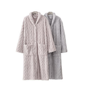 Peignoir en coton axé sur le confort avec logo brodé, conçu pour la relaxation, l'hôtellerie et le bien-être - Product Image 2