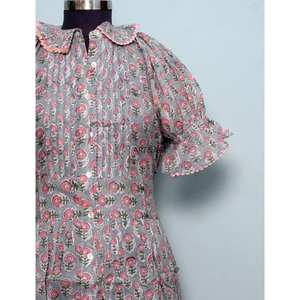 Haut court pour femme de haute qualité, moderne, à imprimé floral délicat, col mandarin, manches évasées, silhouette ajustée et évasée, 100% coton respirant - Product Image 3