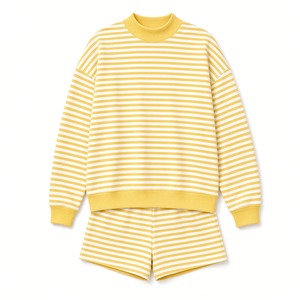 Ensemble décontracté deux pièces pour femme : sweat-shirt rayé à manches longues col montant coupe décontractée et short assorti - Product Image 1