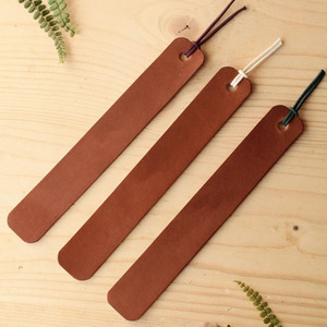 Marcador de página de alta calidad personalizado en cuero con diseño de hoja de arce para amantes de los libros y coleccionistas. - Product Image 6