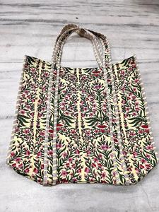 Sac fourre-tout matelassé en coton à imprimé floral fait main, idéal pour le shopping, la plage, les voyages ou comme sac de nuit, motif floral pour un usage quotidien - Product Image 3