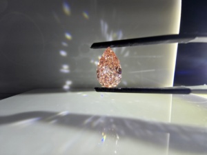 Diamant rose intense fantaisie de 3 carats, taille brillant modifiée en forme de poire, cultivé en laboratoire, VS2, certifié IGI, diamant coloré CVD en vrac - Product Image 5