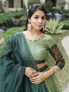 Ensemble ethnique haut de gamme en soie Lehenga Choli avec broderie Zari et bordure Kalamkari, entièrement cousu, avec Can-Can - Product Image 4