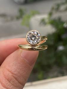 Bague solitaire à monture torsadée avec diamant de laboratoire rond taille Old Mine de 2 carats, certifiée IGI - Product Image 1
