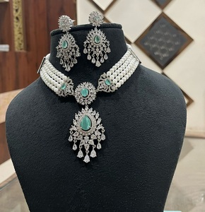 Magnifique ensemble collier et boucles d'oreilles classiques en laiton plaqué argent avec zircon CZ de qualité supérieure pour femme, idéal pour les fiançailles, les mariages et les soirées. - Product Image 3