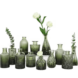 Set di 12 Vasi in Vetro Verde per Fiori, Mini Centrotavola Vintage per Matrimoni e Decorazioni da Tavola, Piccoli Vasi per Fiori e Decorazioni - Product Image 1