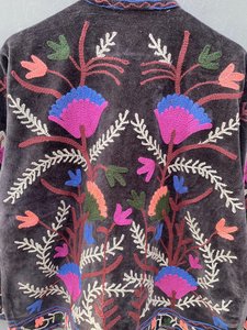 Chaqueta de terciopelo negro bordada floral para mujer con cuello alto y manga farol, abrigo con cremallera para mujer con manga farol y cuello alto - Product Image 3