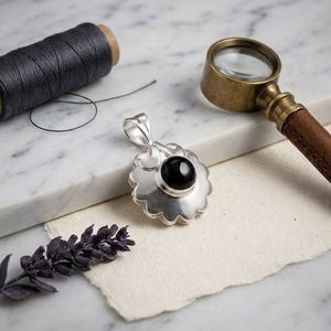 Collar con Colgante de Piedra de Ónix Negro Hecho a Mano, Cadena de Cuerda Plateada, Joyería de Estilo Bohemio de Latón - Product Image 1