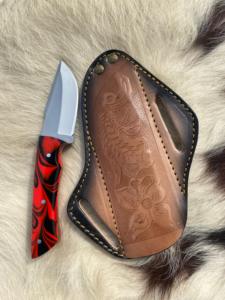 Cuchillo de Caza Personalizado con Mango de Plástico, Hoja de Acero Inoxidable con Punta Caída y Funda de Cuero con Grabado de Peces - Product Image 1