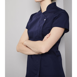 เสื้อคลุมสไตล์ร้านเสริมสวยสำหรับผู้หญิง แบบติดกระดุมและซิปด้านหน้า เสื้อทูนิคแฟชั่นสำหรับช่างทำผม เสื้อทูนิคสวยงาม - Product Image 2