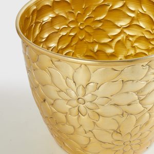 Pot de fleurs en métal finition or, décoré de motifs floraux en relief, pour la décoration intérieure et extérieure, support pour plantes, pot décoratif de jardin - Product Image 4